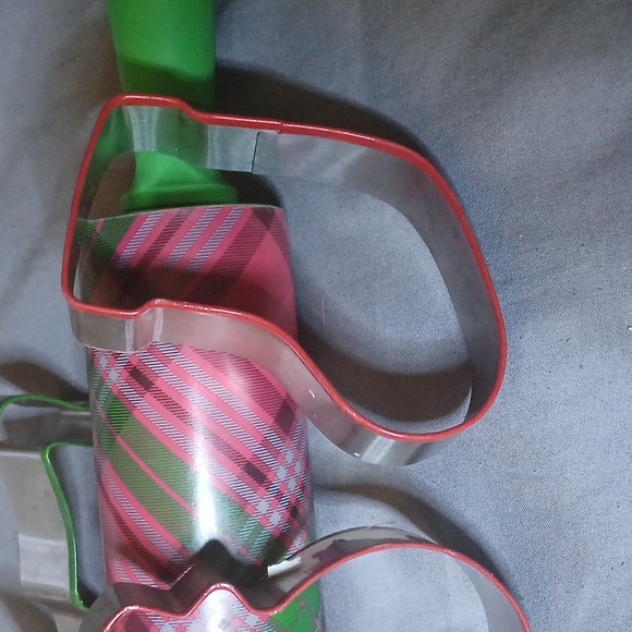 Holiday Bake Set Pin and Cookie Cutters - Picture 4 of 8